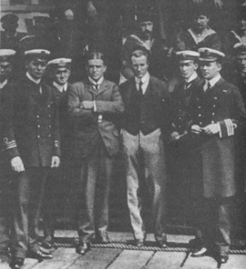 Р. Скотт на борту "Дисковери" перед отправлением в свою первую антарктическую экспедицию. Справа налево: Р. Скотт, его первый помощник Альберт Армитедж, д-р Эванс Уилсон и Эрнст Шеклтон.